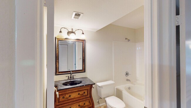 Building Photo - 2Bd/ 2Ba Condo in Premier Delray Beach Location **Optional Private Storage Garage**