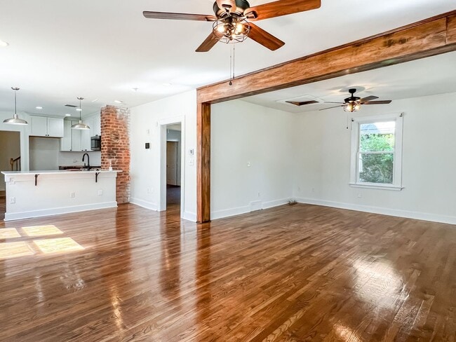 Building Photo - Renovated Oakwood Gem with Modern Amenitie...