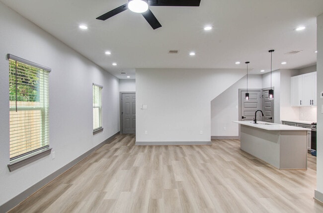 Building Photo - 1065 South Ln