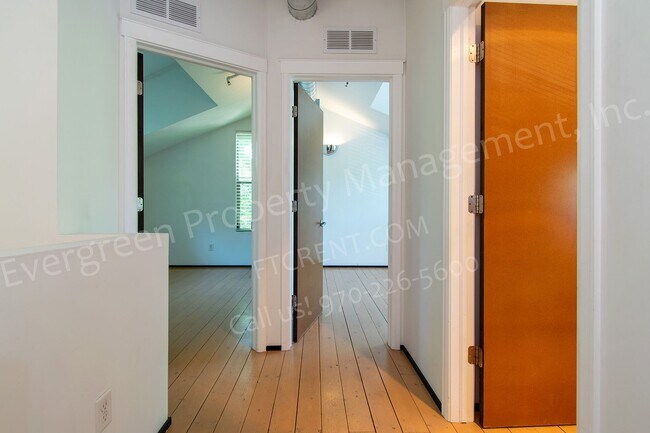 Building Photo - 318-320 W Myrtle