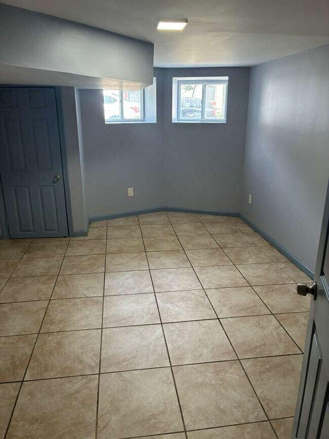 Building Photo - 2832 Parkwood Ave