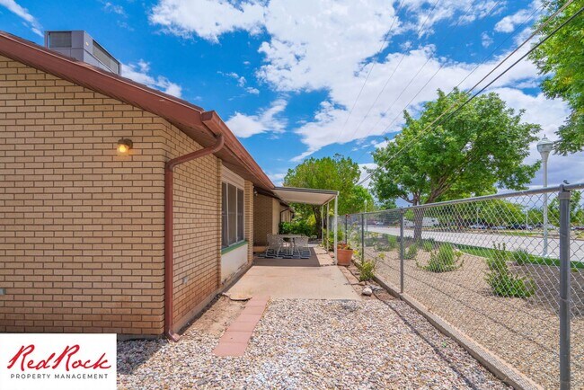 Building Photo - 3 Bedroom End Unit Home in Downtown St. Ge...