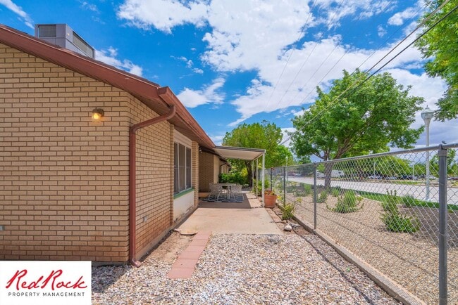 Building Photo - 3 Bedroom End Unit Home in Downtown St. George