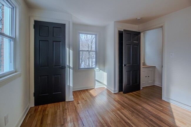 Building Photo - RENOVATED & READY FOR MOVE IN! COZY 2 BEDR...