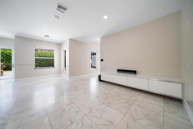 Building Photo - 511 Madeira Ave