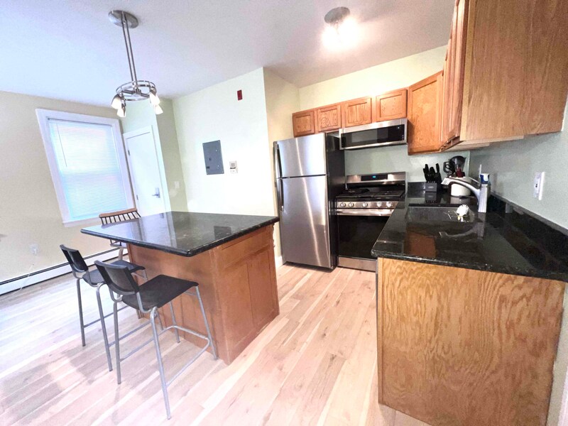 Building Photo - 81-83 America St