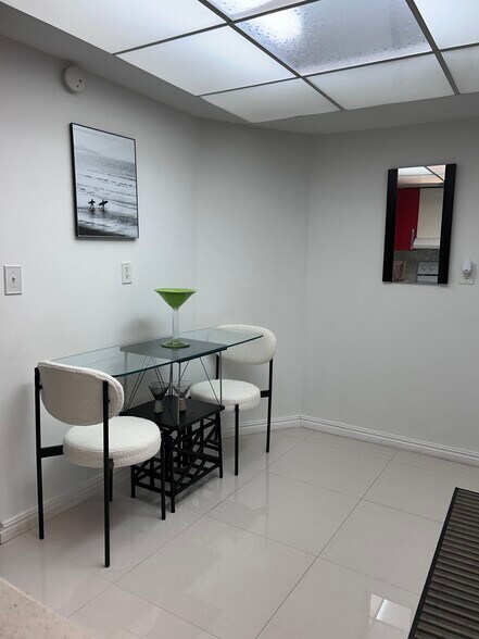 Building Photo - 1301 NE Miami Gardens Dr