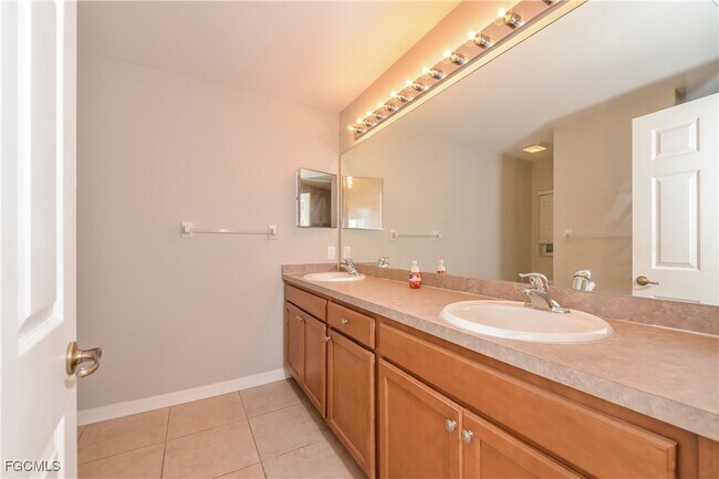 Building Photo - 1876 N San Mateo Dr