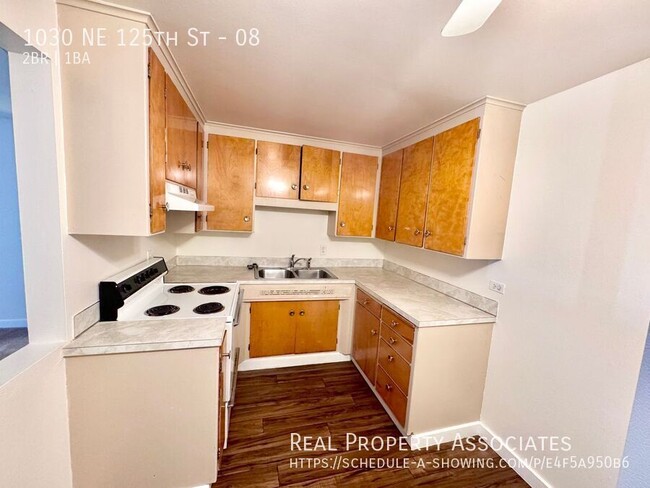 Building Photo - Spacious 2 Bedroom /1 Bath with Off Street...