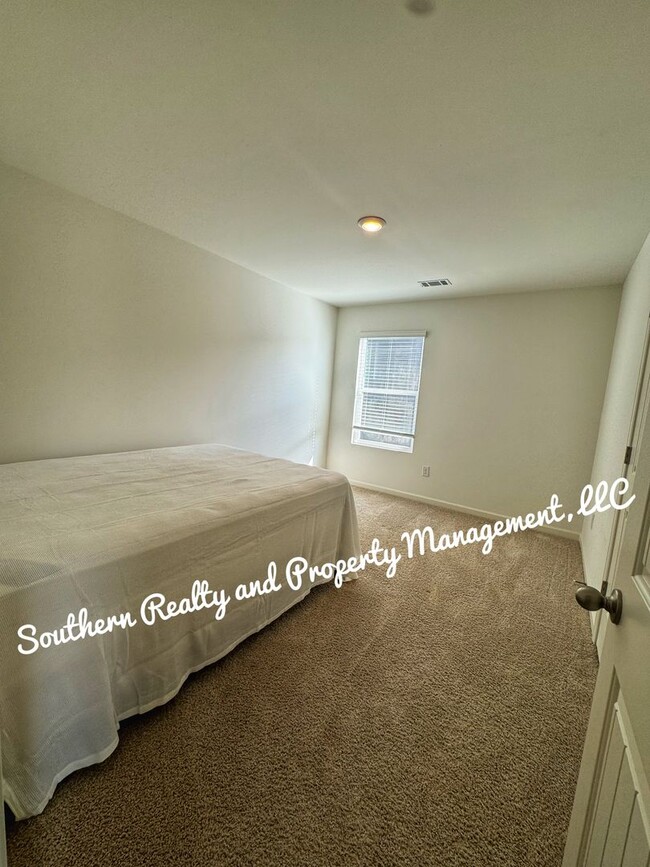 Building Photo - Country Feel but close to shopping