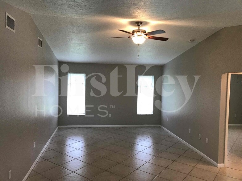 Building Photo - 904 SE 34th Terrace