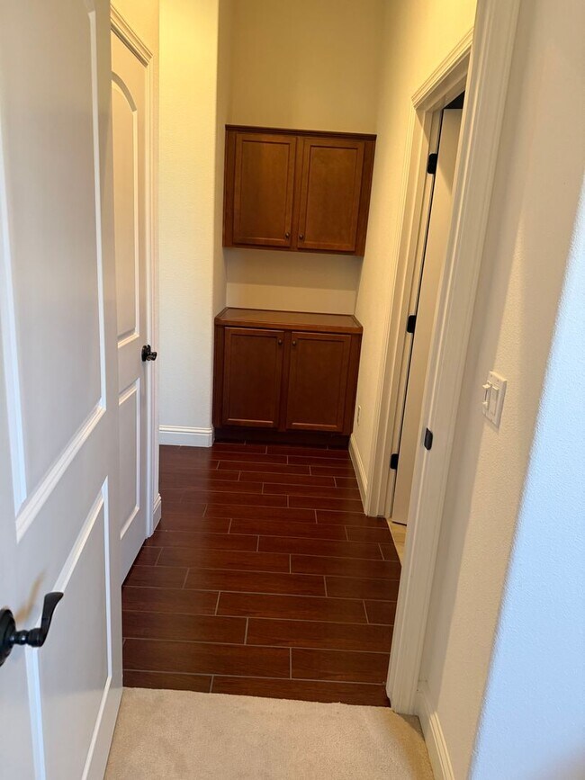 Building Photo - Move-in Ready!