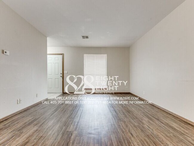 Building Photo - West Norman 2 Bed/1 Bath Duplex WITH Fenced Backyard! AVAILABLE NOW!