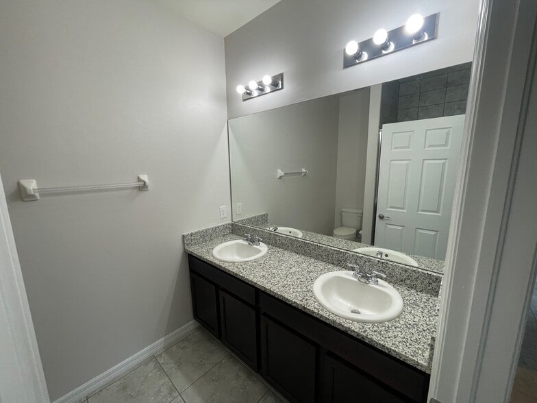 Primary sinks - 24484 Zephyr Ct