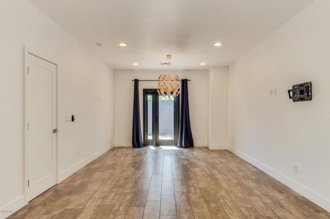 Building Photo - Beautiful 3bdrm 3 bath home with guest casita in desirable Whitton district