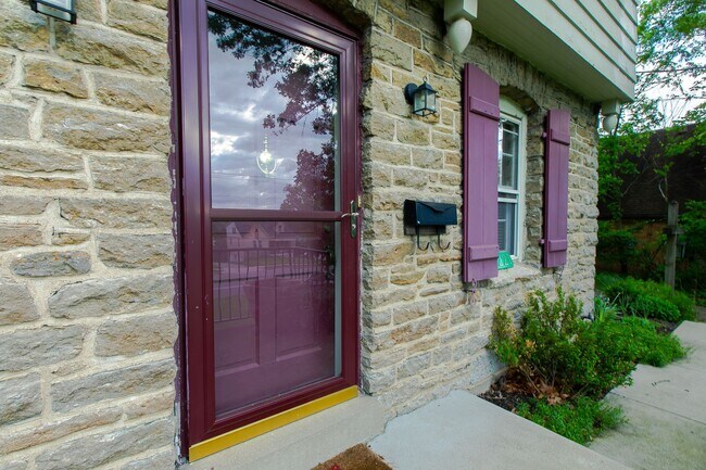 Building Photo - OPEN HOUSE 9/13 11AM-1PM  Beautiful 3-Bedr...