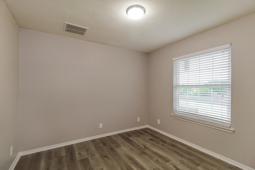 Building Photo - 3355 Brooke St