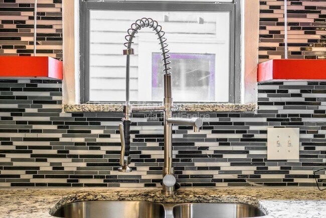 Building Photo - 1725 N McKinley Ave