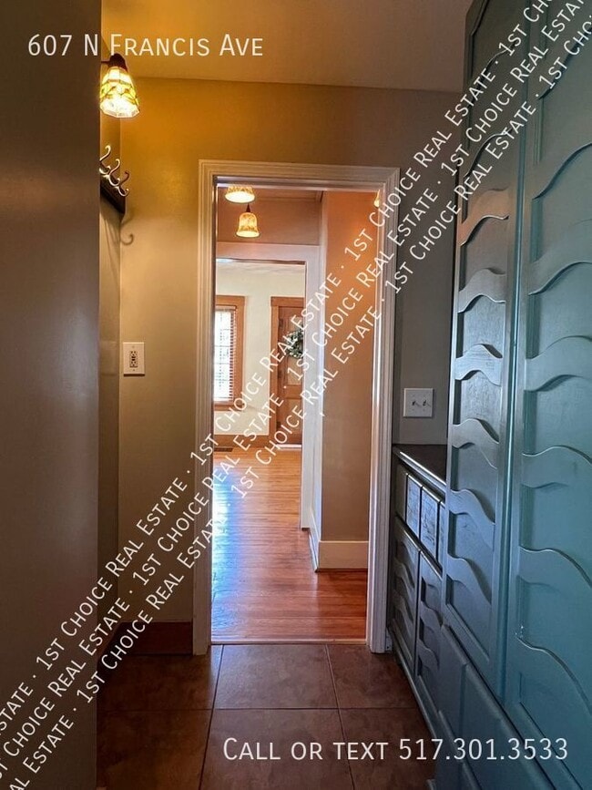 Building Photo - Charming 3-BDR 2-BTH House w/ Garage & Bas...