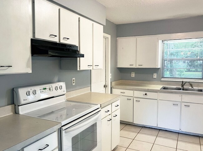 Building Photo - Lovely 3 Bedroom Home in Northwood - Fenced-in Yard