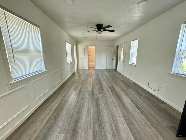 Building Photo - "Charming 3-Bed Oasis with 2 Full Baths in Garland – 1160 Sq Ft of Comfort at 1617 Meadowbrook!"