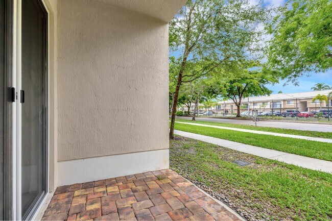 Building Photo - 91 Palm Ln
