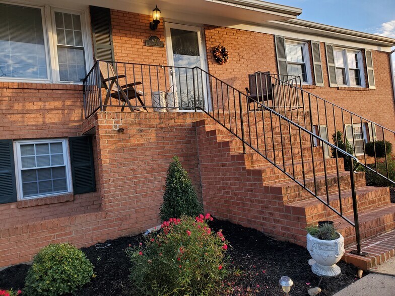 Front of house - 621 Broadview Dr