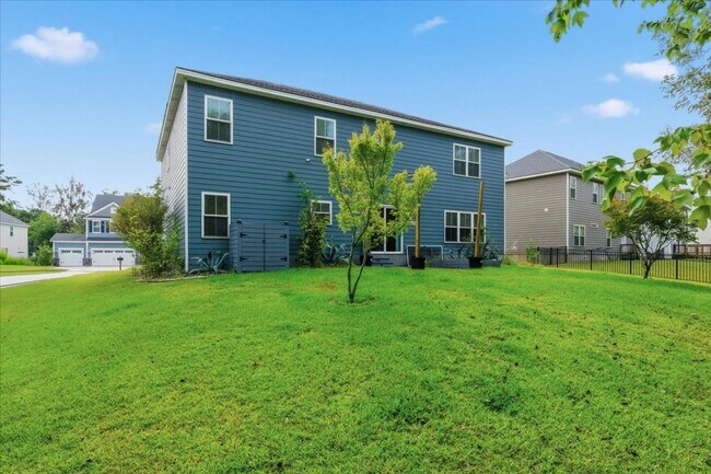 Building Photo - Welcome to Your Ideal Home: Where Luxury a...