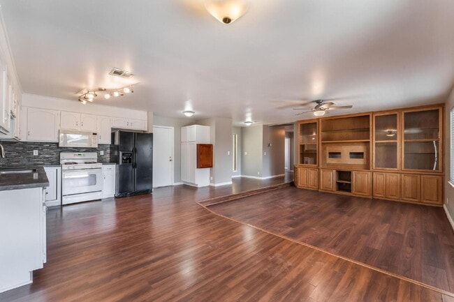 Building Photo - "Charming 3-Bed Oasis with 2 Full Baths in Vibrant Las Vegas - 1315 Sq Ft of Comfort!"