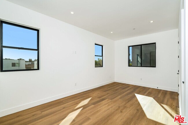 Building Photo - 2204 1/2 Carmona Ave