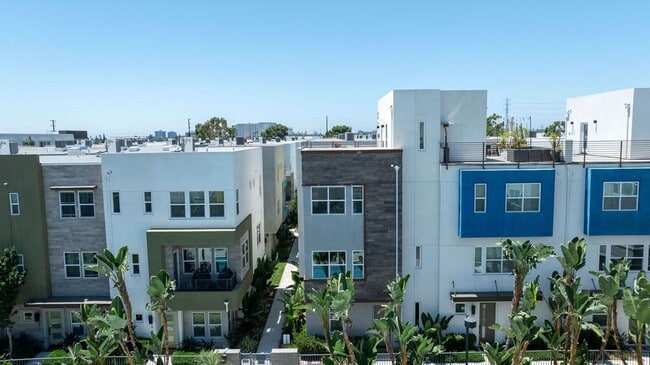 Building Photo - FURNISHED MODEL TOWNHOME IN HOA COMMUNITY