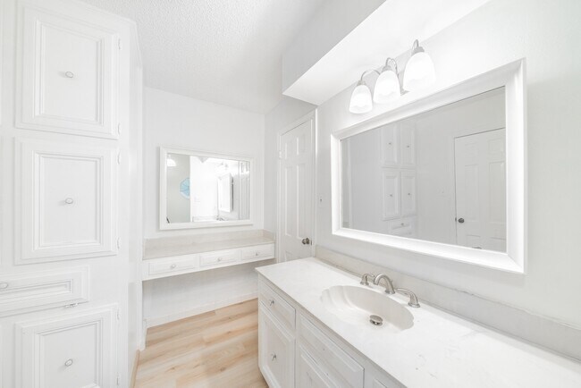 Building Photo - 15738 Fleetwood Oaks Dr