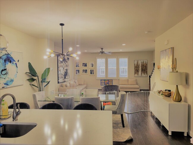 Building Photo - Stunning 4 bedroom 3.5 bath townhome locat...