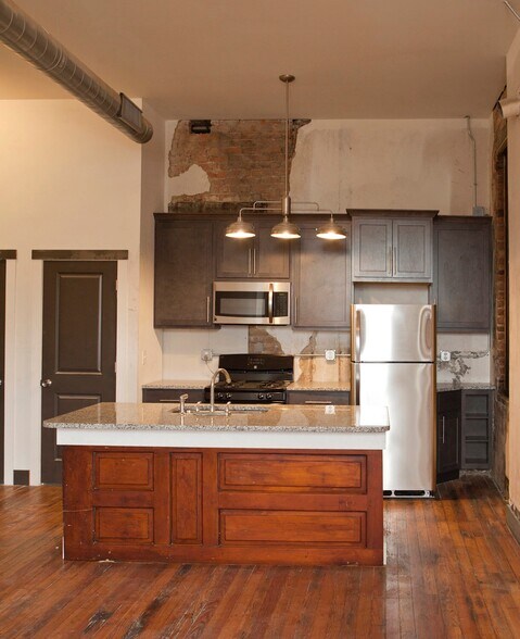 Building Photo - 2611 Short Vine St