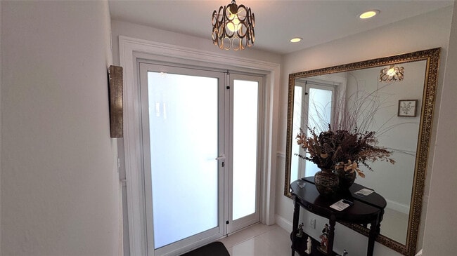 Building Photo - 328 N Ocean Blvd