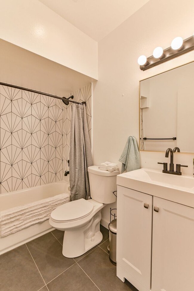 Building Photo - Beautiful 1 bed 1 bath apartment AVAILABLE NOW