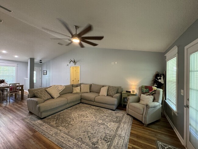 Building Photo - Large Property - No HOA!! - Just outside o...