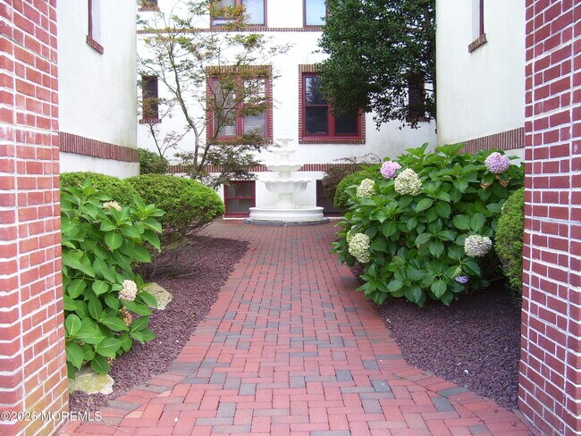 Building Photo - 218 2nd Ave