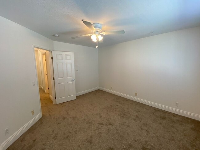 Building Photo - Quiet IB Townhome for Rent!