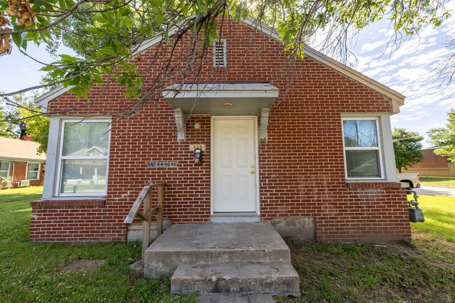 Building Photo - 644 S Hydraulic St
