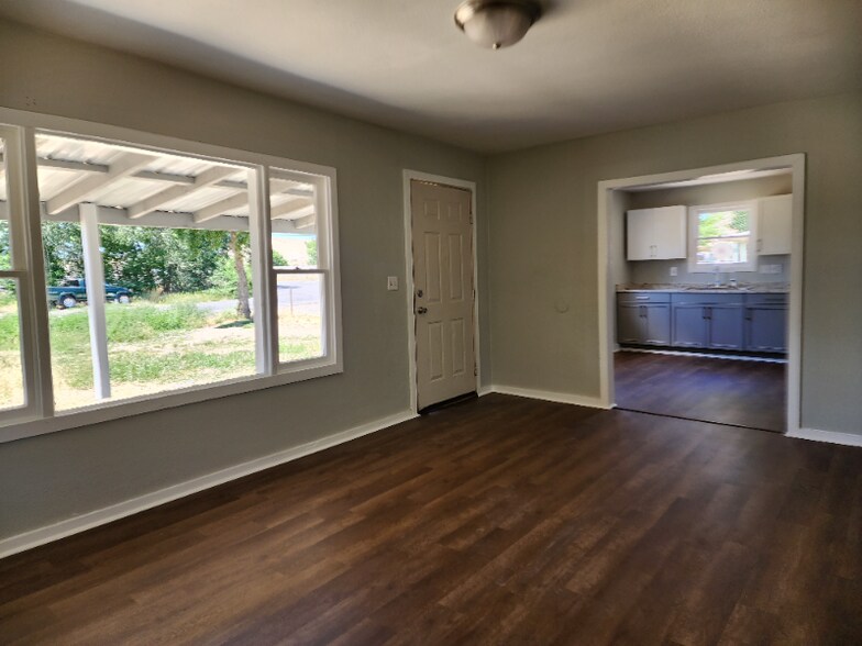 Building Photo - 646 Lois St