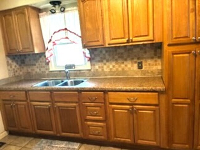 Building Photo - 3802 Woodland Dr