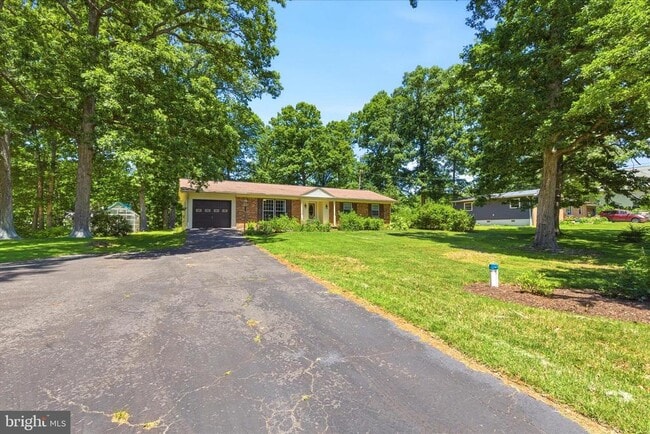 Building Photo - 45320 Barefoot Dr