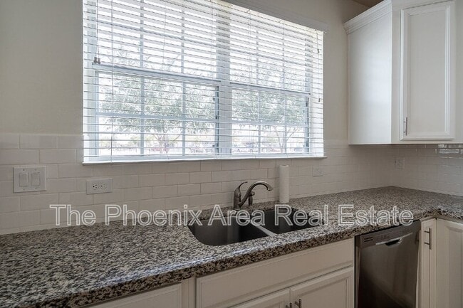 Building Photo - 1055 S Reber Ave