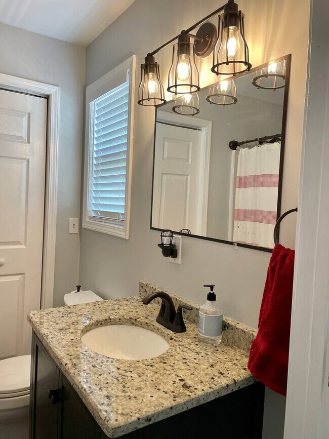 Building Photo - 233 Lakeview Cir