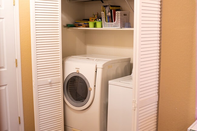 Building Photo - 2 bed 2 bath Condo