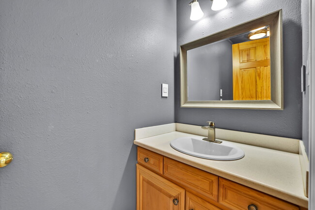 Building Photo - 6674 Chantilly Pl