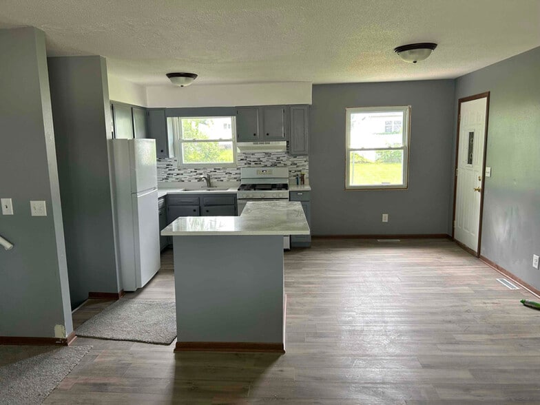 Building Photo - 1105 Mary Ave