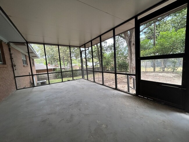 Building Photo - 807 Ridgecrest Dr