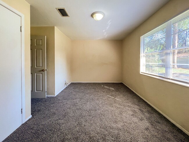 Building Photo - 2BR/1BA Apartment - Available NOW!